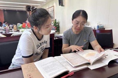 当答辩桌成为启蒙台：批判教育理论视角下的学术成年礼