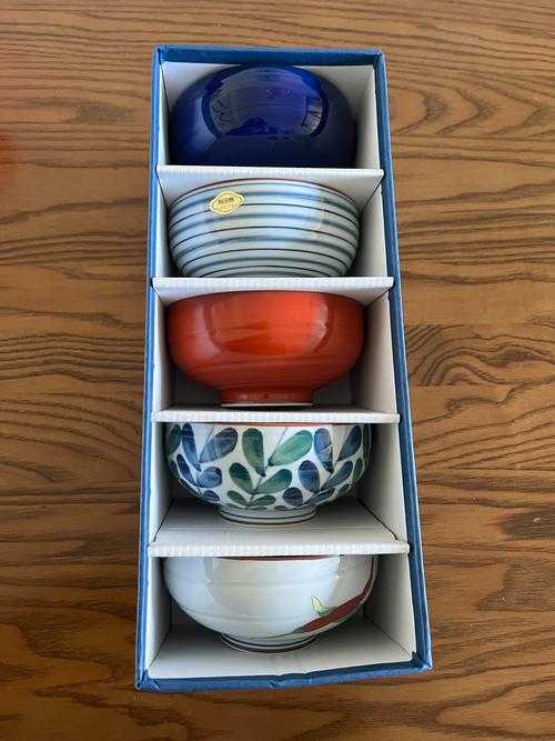 碗的圆形设计：功能演变与人类适应性研究