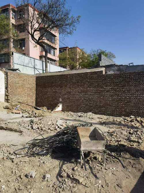 从危房改造到立论加固:当我们在议论文里谈“装水泥”时到底在谈什么