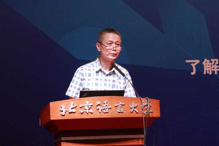 从流水线到写字楼:如何用学术语言解构劳动尊严的多元面孔